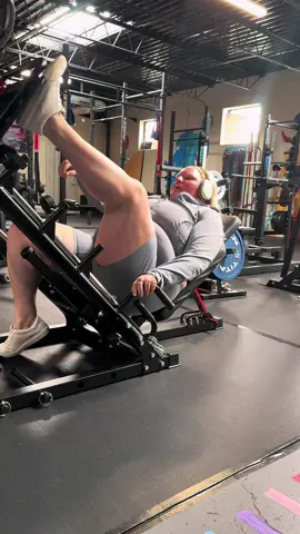 first solo workout training for deadlifting, do i look like i know what im doing?? 😅😅 #plussizeworkouts #plussizegymgirl #strengthtrainingforwomen 
