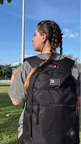 🎒 Leve, prática e com aquele estilo Hang Loose que a gente curte. 🌊 #mochila #mochilasbonitas #mochilasaesthetic #OhMyBag #mochilasescolares #mochilas #HangLoose