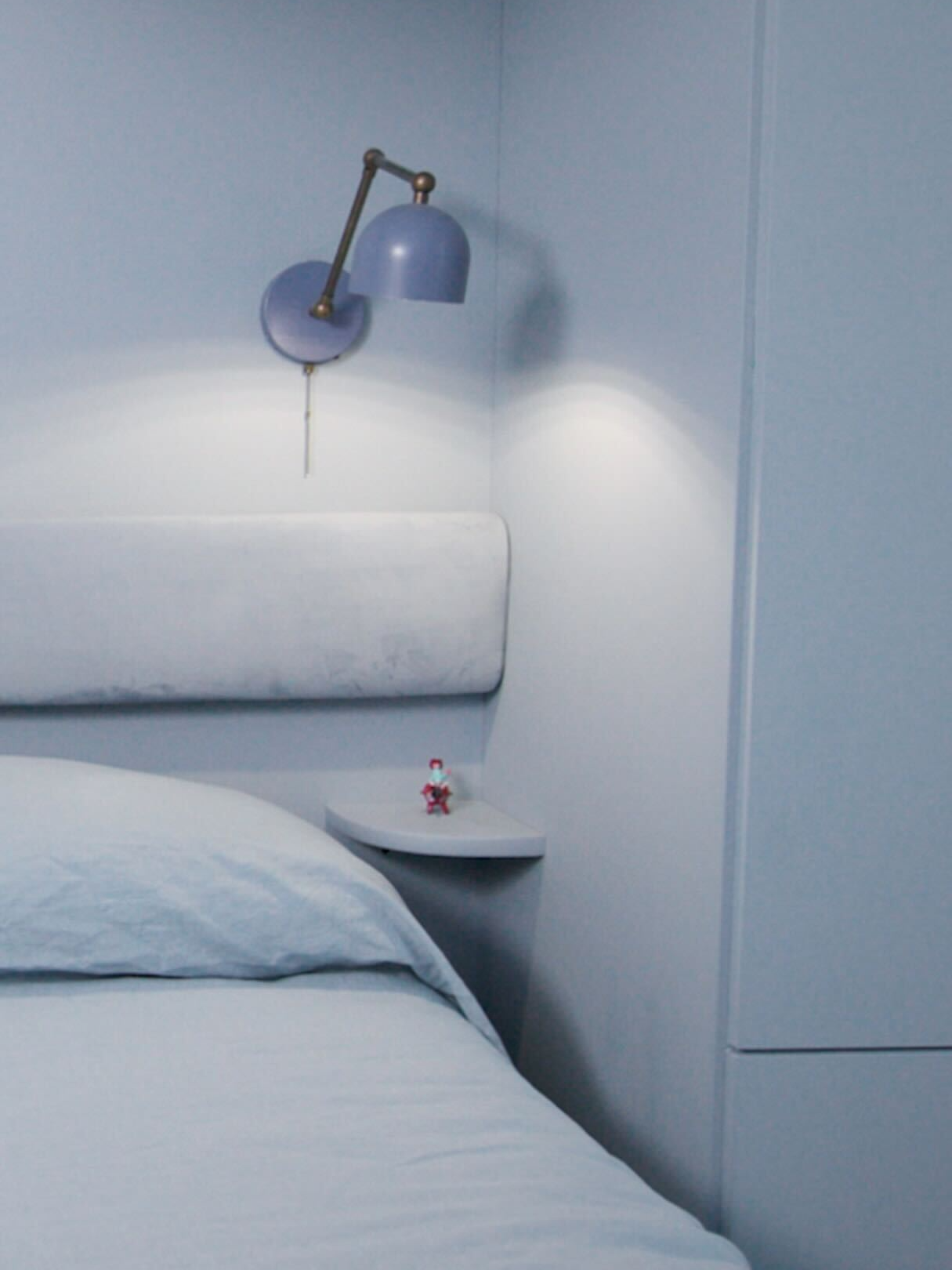 Check out this perfectly dreamy powder blue bedroom. @chadburton.studio shows us how to use colour-drenching to its full extent.🛏️✨ Watch his full house tour in the latest episode of On the Inside, over at the link in our bio. #HouseTour #TorontoCondo #TorontoHome