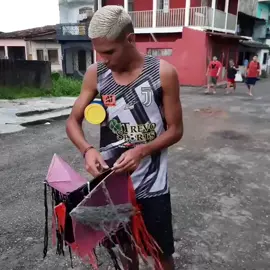 Pessoa tu “ empina pipa “ Eu 🤣