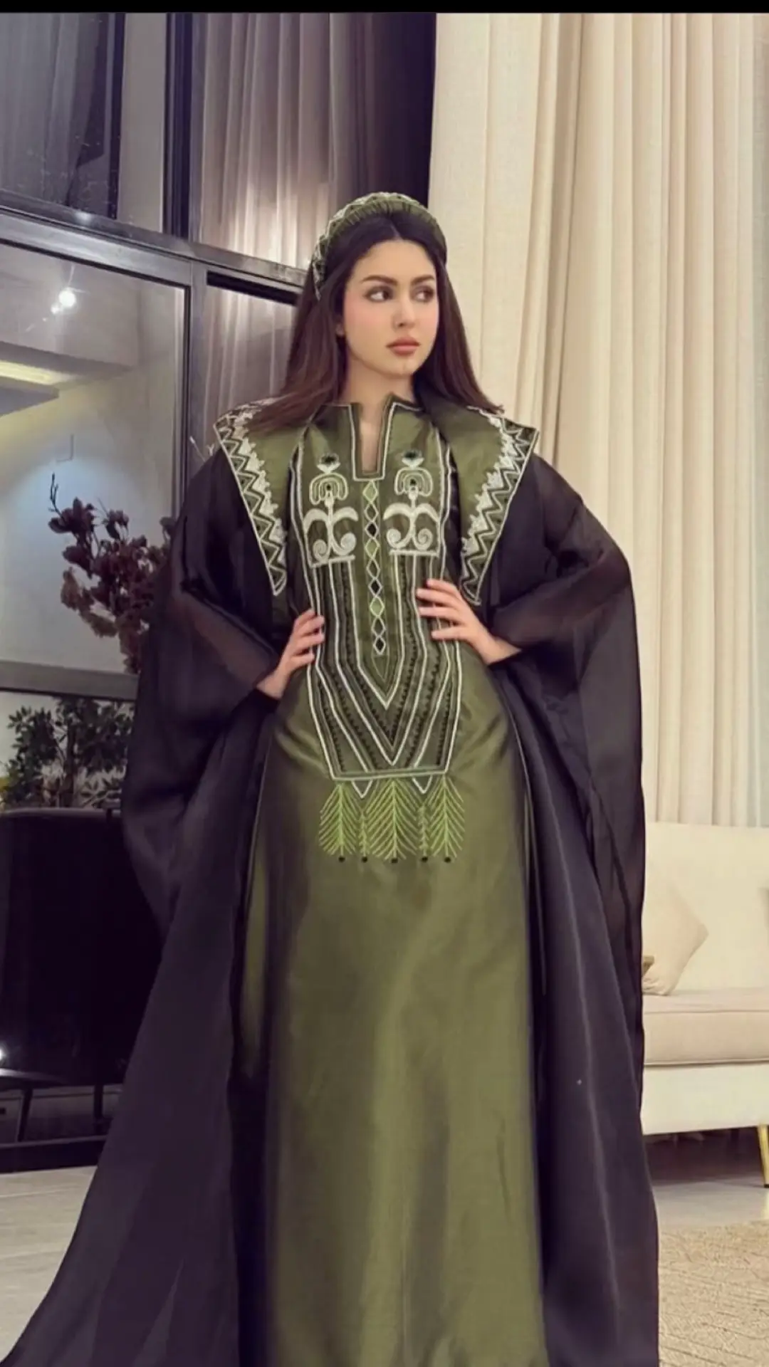 بنت يا اللي والدينش وانتي  يامترفه يامدلعه يا اموره  يا ما خذيتنــا بغـره غافـل  يا ما خذتينـا بغرت غافل  ونفوسنا منهيه ومأموره  من غض عودش يشكي من جعودش  ومن البلوزه تشكي التنوره …@جوري الشهري 👑 