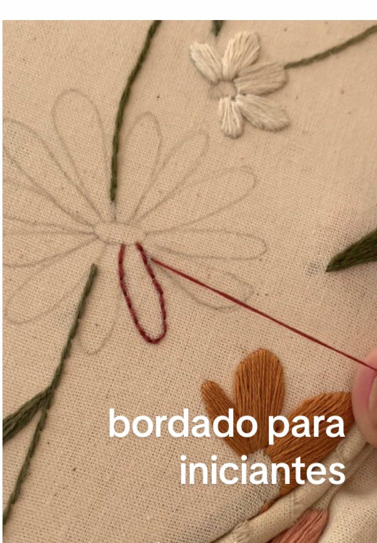 aprenda a bordar comigo nesta aula de ponto atrás 🌸 clica no link da bio e aproveite o cupom TIKTOK15 #bordadolivre #handembroidery #tutorialdebordado #embroiderytutorial 