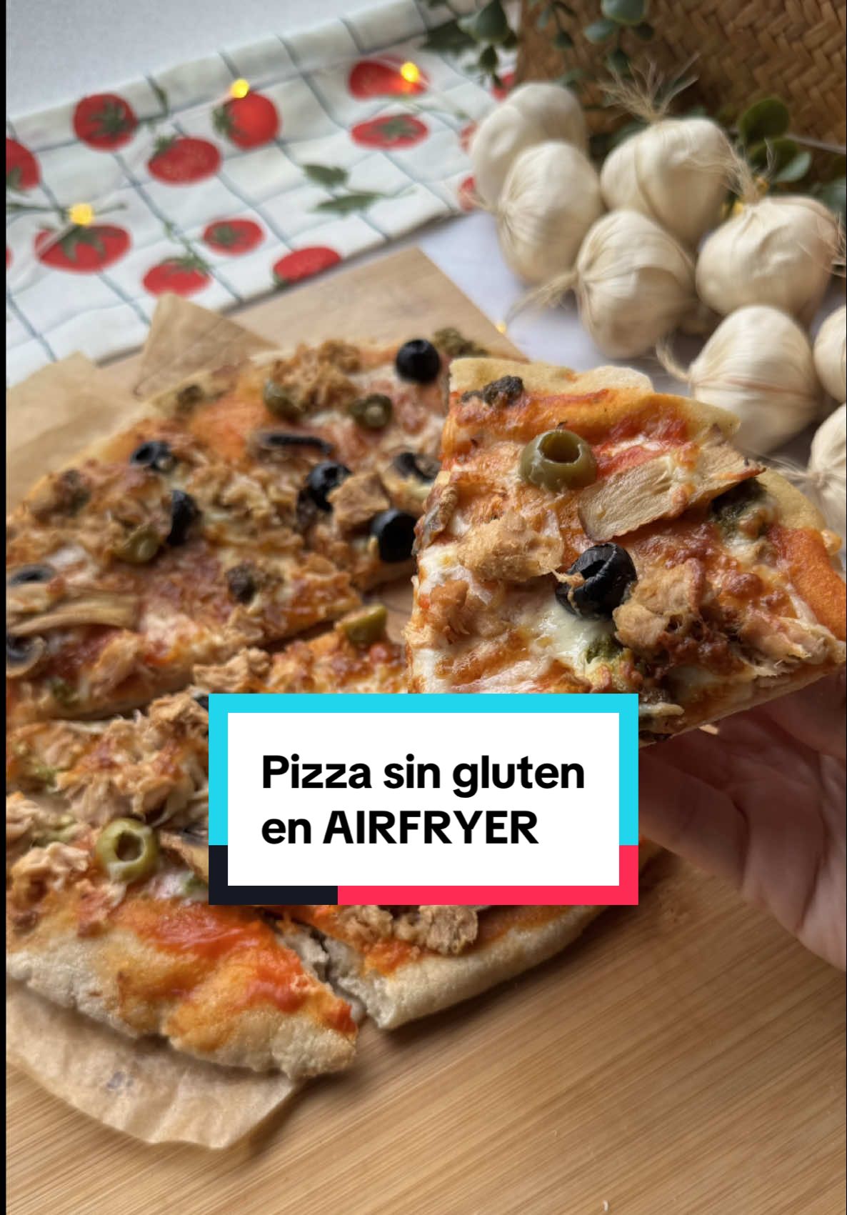 🍕VIERNES de PIZZA 🍕 en AIRFRYER ⬇️ 📝 Ingredientes 🔸1 base de pizza sin gluten congelada 🔸Tomate frito 🔸Orégano 🔸Queso mozzarella rallado 🔸Aceitunas 🔸Champiñones 🔸Atún en conserva 🔸Aceite de oliva VE ▶️ Hazla en la freidora de aire a 190 °C - 7 minutos (si tienes una airfryer menos potente sube la temperatura a 200 °C) este tipo de bases finitas se hacen muy rápido Espero que te haya gustado y que te sirva de inspiración para tus viernes de pizza 🍕 😍 Buen finde! ✨ . #findesemana #pizza #pizzasingluten #singluten #pizzalover #freidoradeaire #airfryer #cenasaludable #recetasaludable #recetasfáciles #recetasrapidas