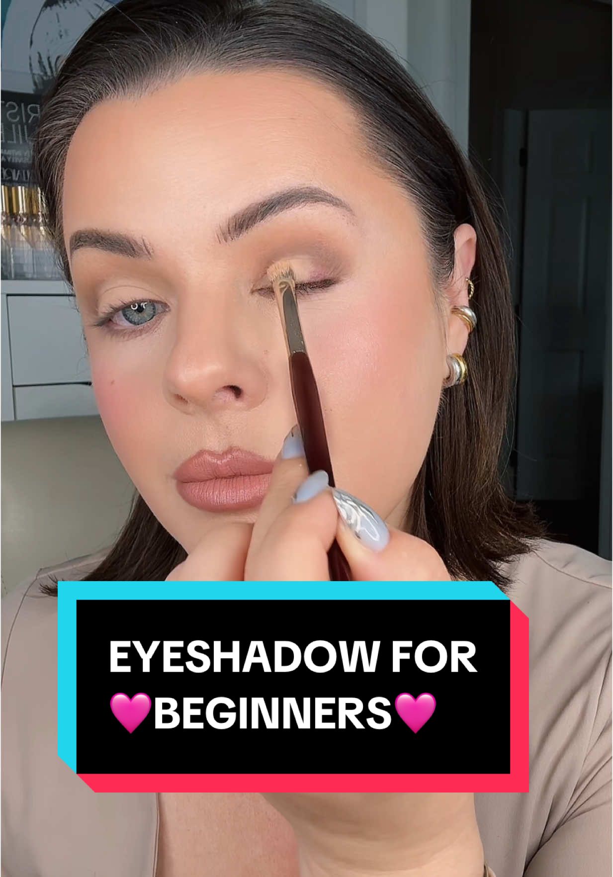 EYESHADOW DOES NOT HAVE TO BE COMPLICATED!🫶🏼you got this #makeuptok #easymakeup #makeupforbeginners 