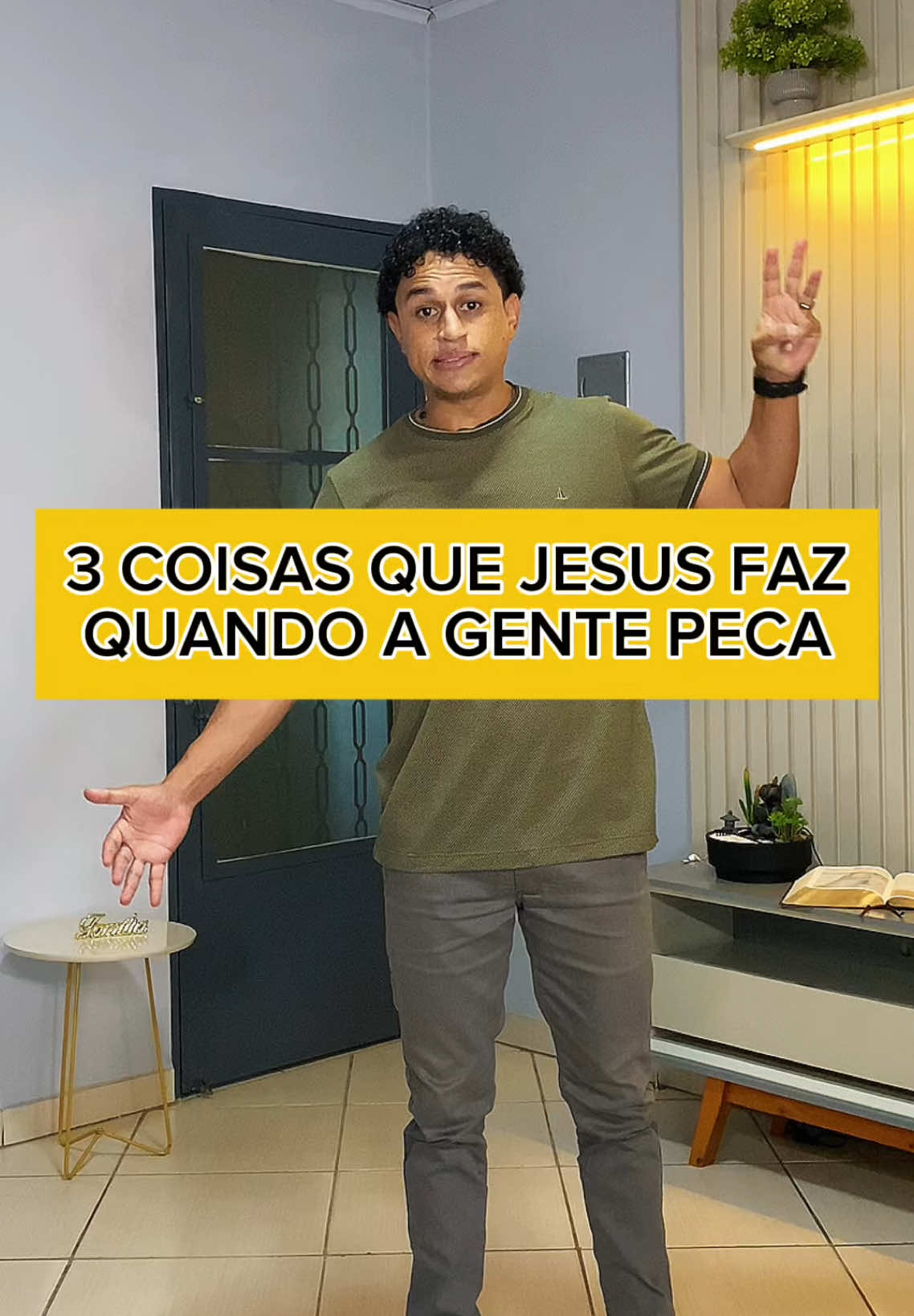Uma das grandes dificuldades de vencer o pecado é o peso da culpa e da condenação. Isso nos enfraquece, nos paralisa… e muitas vezes nos faz cair de novo. Mas Jesus não nos abandona no meio dessa luta. Ele é nosso advogado diante do Pai (1 João 2:1), Aquele que intercede por nós mesmo quando falhamos. É a mão dEle que sustenta quem cai (Salmo 37:24) e nos fortalece para seguir firmes, mesmo quando sentimos que não conseguimos. Mesmo que o pecado tenha consequências, em Cristo somos justificados (Romanos 5:1). A condenação já não tem mais voz sobre nós (Romanos 8:1). Não lute sozinho. Você tem um defensor, um intercessor e um Salvador que te fortalece na luta contra o pecado.   #c#crentep#palavradedeuse#evangelhoverdadeirojesusvoltando