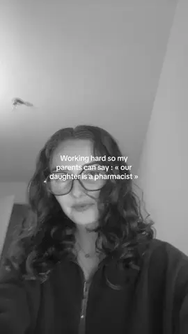 On garde la motivation !!! C’est pas toujours facile, mais il faut s’accrocher 💪🏻💪🏻💪🏻 ton travail d’aujourd’hui te rendra fièr(e) demain !!🤍 #pharma #pharmacie #pharmacist #toxicmotivation #motivation #keepgoing #parentsfiers #proudmom 