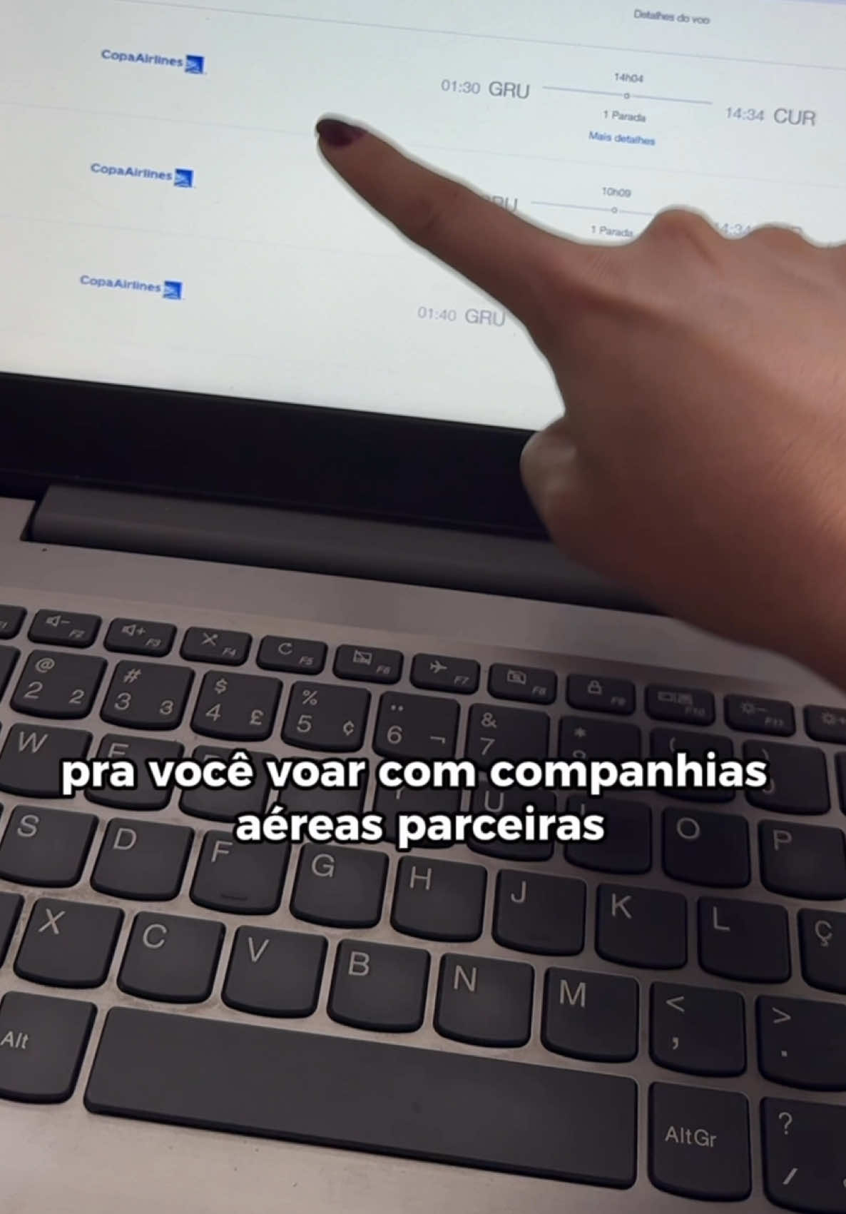 Seu voo internacional está saindo bem mais caro voando com a Azul? Então, busque voos com companhias aéreas parceiras através do Azul Pelo Mundo. Essa parceria entre programas permite que você tenha mais liberdade para usar suas milhas, sem depender única e exclusivamente da Azul para fazer suas viagens, podendo voar para o mundo todo com as suas milhas . Já fez suas emissões por lá?