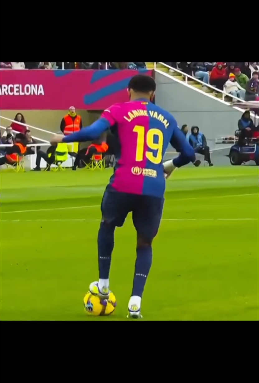 À seulement 17 ans, Lamine Yamal a prouvé qu'il avait un brillant avenir dans le monde du football #football #footballskills #viral #viralvideo #Soccer #fypシ #pourtoi #skill #lamineyamal #yamal 