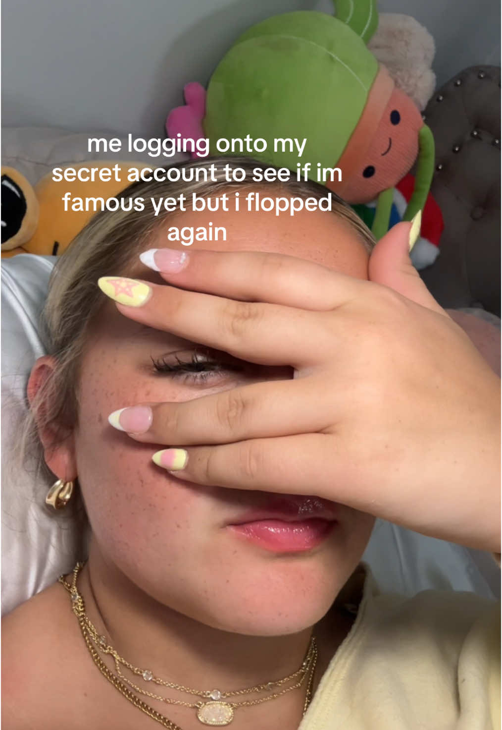 dont mind my stuffed animals lurking in the background🙂 #teamwork #girls #relatable #funny #tiktokmakemefamous #iwannabefamous #pleasegoviral #please #viral #fyp 