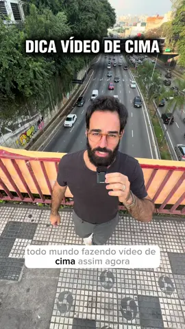 💬 Comenta se você curte esse estilo de vídeo! 🎥 Como fazer vídeos do ângulo que todo mundo está usando agora: 🔝 Os influenciadores estão gravando vídeos de cima para chamar mais atenção e reter a audiência. Quer fazer igual? 📸 Passo a passo: 1️⃣ Coloque o celular no modo vídeo. 2️⃣ Mude para a lente 0.5x para pegar mais do ambiente. 3️⃣ Levante o celular bem alto – se puder, peça para alguém segurar para você. 🔔 Dica: Esse estilo cria uma perspectiva dinâmica que prende a atenção e destaca o conteúdo. #DicasDeGravação #Influencers #CriadoresDeConteúdo #GravaçãoProfissional #VídeoCriativo #ReelsTips #tecnología 