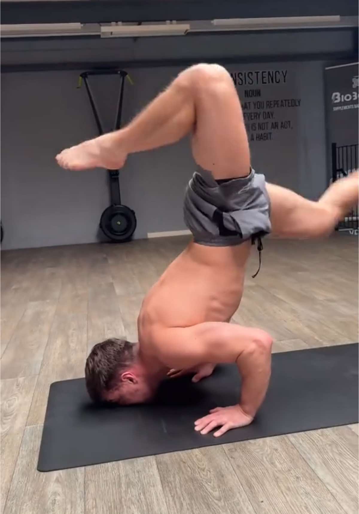 Strong & Flexible ⚔️ Yoga is a completely different type of workout compared to any form of resistance training. Just like being a beginner at anything, your first couple of sessions may feel uncomfortable. However, over time and with practice, you will develop a deeper understanding of your body and how it moves, as well as the areas that are tight. You will learn how to breathe, and as surprising as that may sound, one day you will reach the sweet spot of pure presence on your mat, fully connected to your body and breath. Yoga is an opportunity to give back to your body and mind, to stretch your tired muscles, and to unplug and unwind from our hectic schedules. Not every workout has to end with you on your hands and knees. That’s why, on Yoga Thursdays, we recharge our batteries and finish the week strong. If you are interested in joining Apex Yoga on Thursdays, hit the link in my bio to book your class or sign up for my online platform. Not just a way of training, it’s a way of life! Train smart…🧠 #apexliverpool #yoga #mobility #mind #body #flexible #workout 