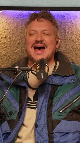 Y ese bigotín @Mabdelacruz 🥸 Hoy a las 20 hrs no te pierdas el preestreno de Tomás Va A Morir de forma exclusiva en estudiosneverland.com 💥 Presentado por @entel @mercadolibre.cl y @mercadopago.cl_ 