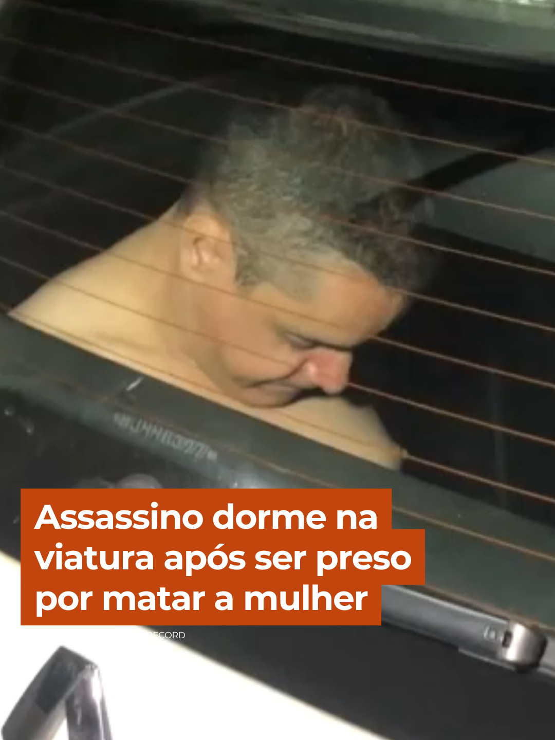 Fábio, de 43 anos, foi preso após matar a própria esposa, a fisioterapeuta Renata, durante uma briga em Barueri (SP). Mesmo algemado na viatura da polícia, o homem foi flagrado cochilando, minutos depois de cometer o crime. Testemunhas relataram que as discussões entre os dois eram constantes. Fábio tentou fugir, mas foi capturado. 👉 Veja a matéria completa do #CidadeAlerta em R7.com/cidadealerta