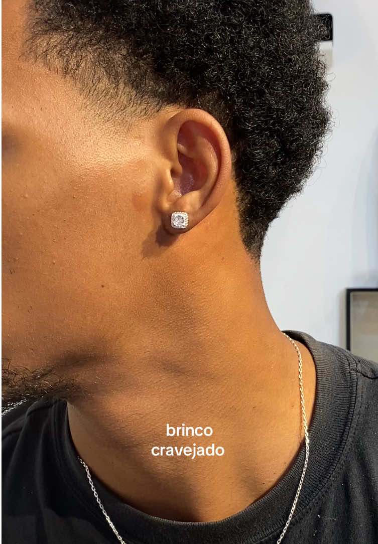 Brinco quadrado 7mm cravejado, de prata 925, e brilhantes 🥶 #brincos #piastri #prata925 #brincosmasculinos #presente 