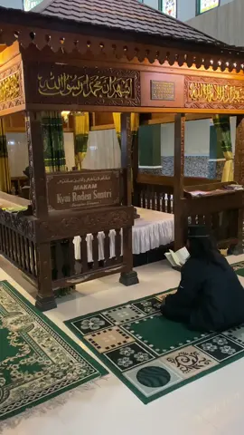 Kyai Raden Santri adalah sosok yang sangat terkenal di kalangan masyarakat, terutama di Magelang dan wilayah sekitarnya. Beliau yang biasa disapa dengan sebutan Mbah Kyai Raden Santri, merupakan anak dari Ki Ageng Pamanahan dan memegang gelar Kanjeng Pangeran Singosari, mewarisi garis keturunan dari Prabu Brawijaya. #makamsantri #makamradensantri #makamradensantrigunungpring #kyairadensantri #radensantri #panglimaperang #pangeransingasari #gunungpring #gunungpringmagelang #ziarah #ziarahgunungpring #makamwali #makamwaliallah #makamwaliyullah #makamparawali #makamislam #penyebaragamaislam #tanahjawa #magelang24jam #magelan #muntilan24jam #muntilan #muntilanmagelang #gunungpringmuntilan #ajaranislam #islam #radensantri #santripondok #santri #santriwati #makamleluhur #makamwali #makamkeramat 