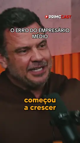 O Sucesso e a Armadilha do Crescimento Empresarial O sucesso traz consigo suas próprias armadilhas. Quantos empreendedores não vimos começarem pequenos, conquistarem crescimento significativo e, justamente quando a empresa começa a girar com volume, caem na ilusão da riqueza imediata? Os dados são contundentes: entre 80% e 90% dos empresários cometem o mesmo erro quando experimentam essa fase de expansão. O capital de giro começa a aumentar, e surge a tentação de confundir esse dinheiro com lucro disponível para gastos pessoais. Carros de luxo, imóveis, viagens - decisões precipitadas que podem comprometer toda a estrutura financeira conquistada. O verdadeiro segredo para navegar com segurança nesse momento crítico está na disciplina financeira e na clareza conceitual. É fundamental ter absoluta consciência da diferença entre capital de giro e caixa livre. O capital de giro é o sangue que mantém a empresa viva, o montante necessário para manter as operações funcionando mês após mês - e esse valor é intocável para gastos pessoais. Para desenvolver essa consciência, não há atalhos: é necessário implementar controles financeiros robustos, com um bom DRE (Demonstrativo de Resultados) e projeções realistas de fluxo de caixa. As empresas médias, com faturamento entre 50 e 150 milhões, enfrentam os maiores desafios nesse sentido - grandes o suficiente para terem complexidade, mas sem a 