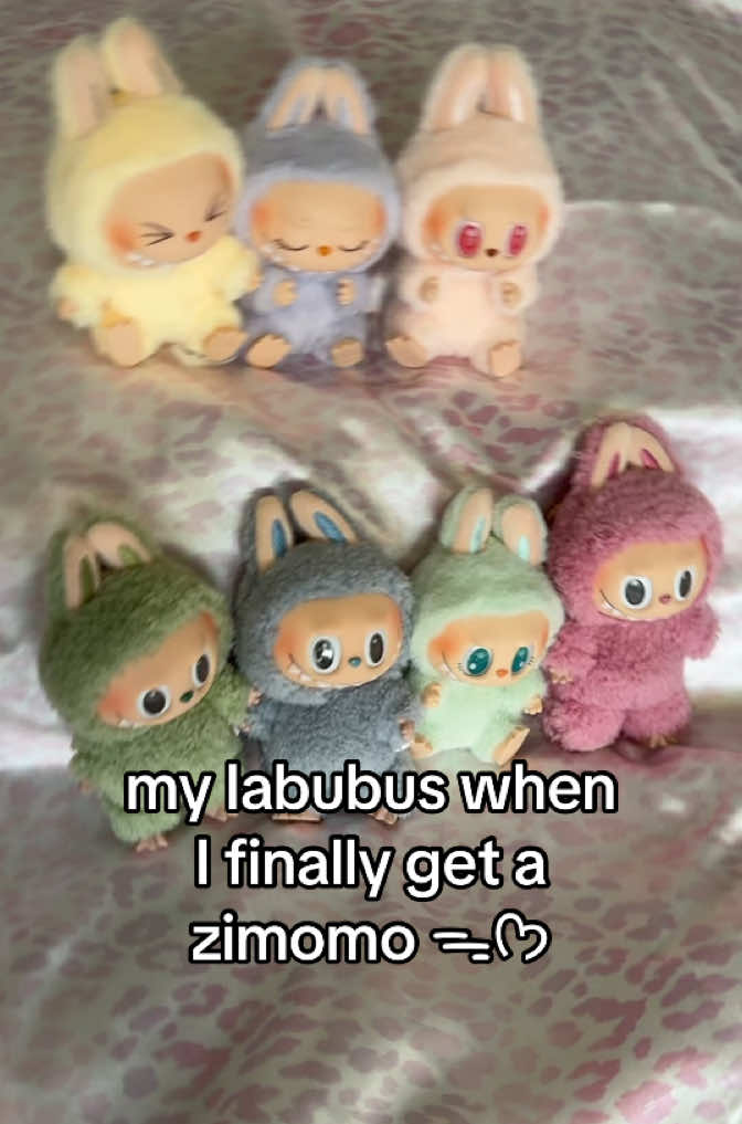 not a single nonchalant labubu in sight ໒꒰ྀི ∩ ⸝⸝ ∩ ꒱ྀིა #zimomo #zimomothemonsters #zimomoangel #angelinclouds #labubuhaveaseat #labubumacaron #haveaseat #labubuv2 #labubuv3 #ladiesladies 