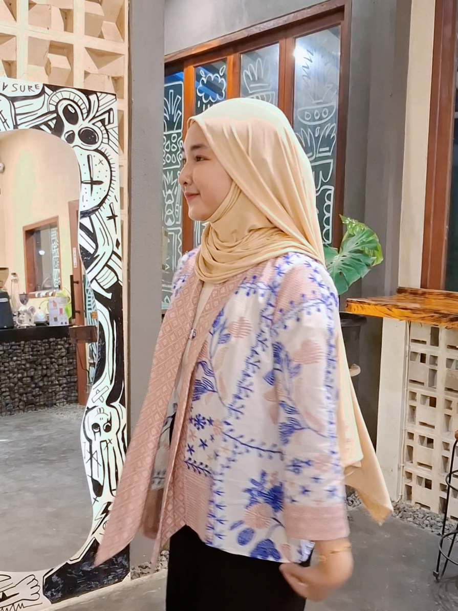 Outer Secakep ini cuman 50rb masakk??? Yukkk buruan di samaan bareng aku outfit nyaa 😘 #atasanwanita #outerbatik #outerkekinian #rekomendasibatik #outfit 