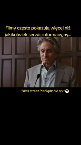 Świetny film  z Michaelem Douglasemz roku 2010. Film odwołuje się do kryzysu finansowego z roku 2008, który omało nie doprowadził do końca gospodarczego świata takiego jaki dziś znamy. Wielkie przekręty i zawiły system finansów. Świetnie daje do zrozumienia w jak chwiejnym i kruchym świecie globalnym żyjemy. Jakie to prawdziwe😎#😎 #dc #movie #moviescene #film #wallstreet #true#prawda#chciwość #😉 #☕️ 