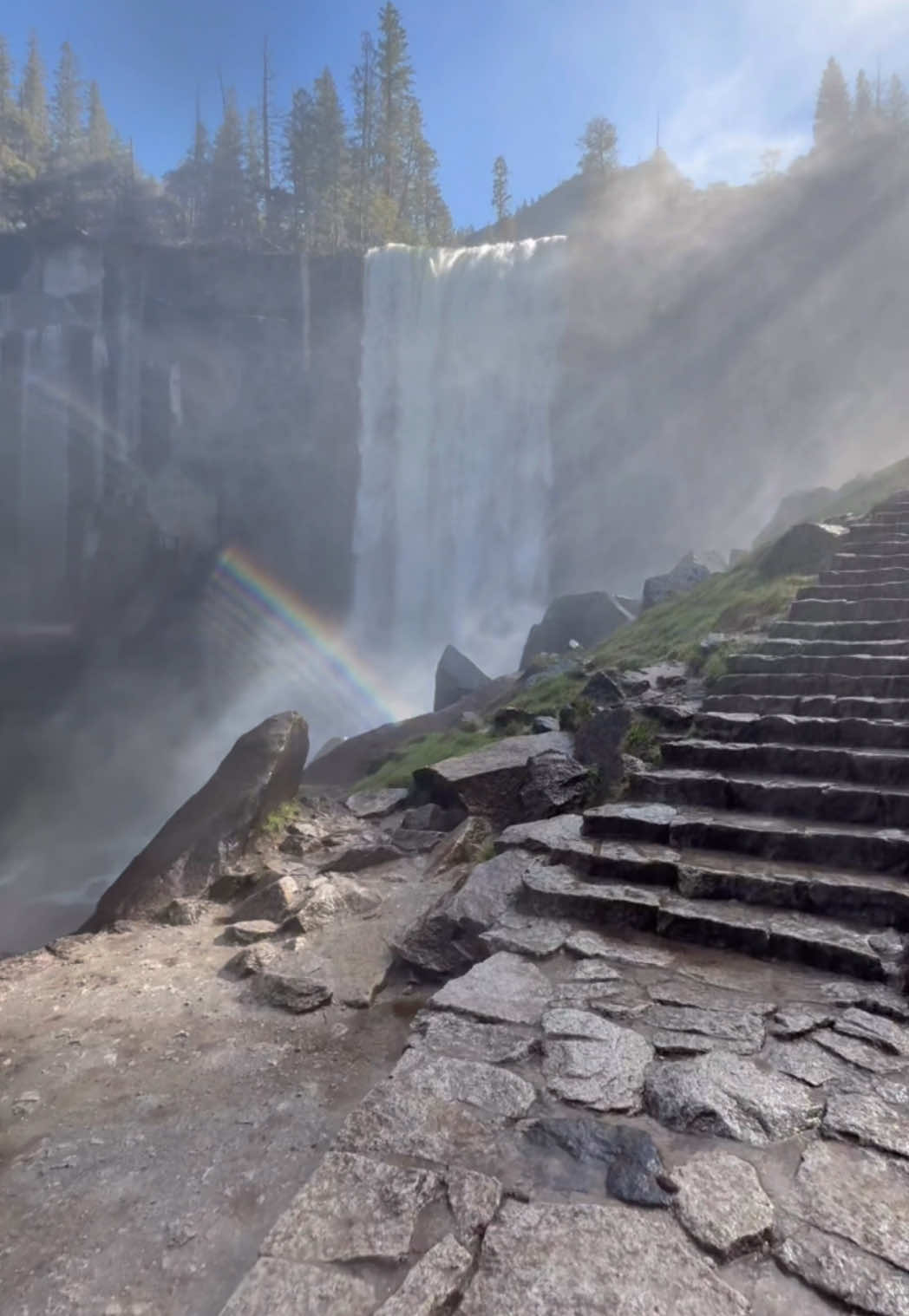 Breathtaking! #misttrail #vernalfallsyosemite #yosemite #yosemitenationalpark 