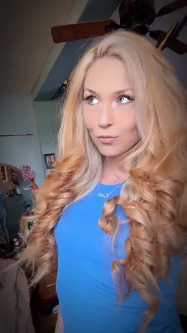 Off to work#maincharacter #fyp #baddie #xyzbca #foryoupage #fypp #thatgirl #blondesdoitbetter #hairtok #bartender #friday #barbie 