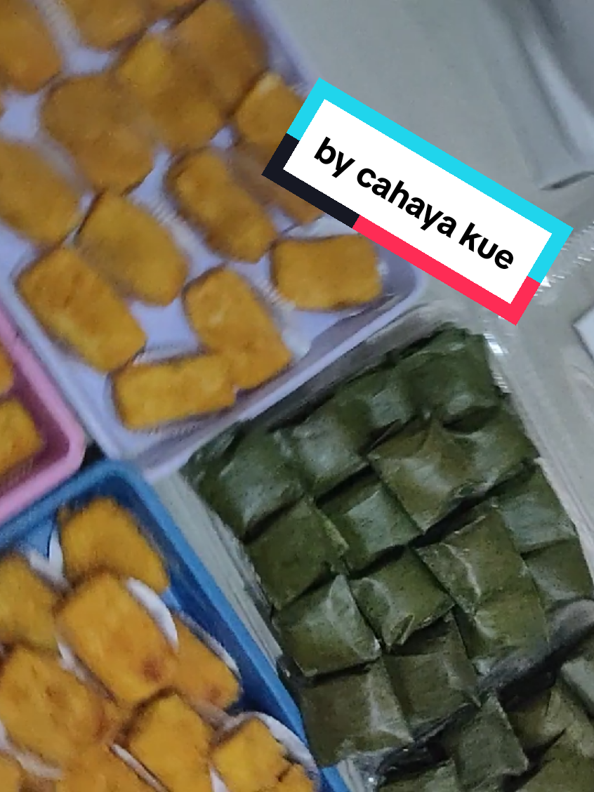 orderan sore,,yg paginya ga sempet kefoto #fypviral #fypシ゚ #fyppppppppppppppppppppppp #risolles #pastel #nagasari #cahayakue 