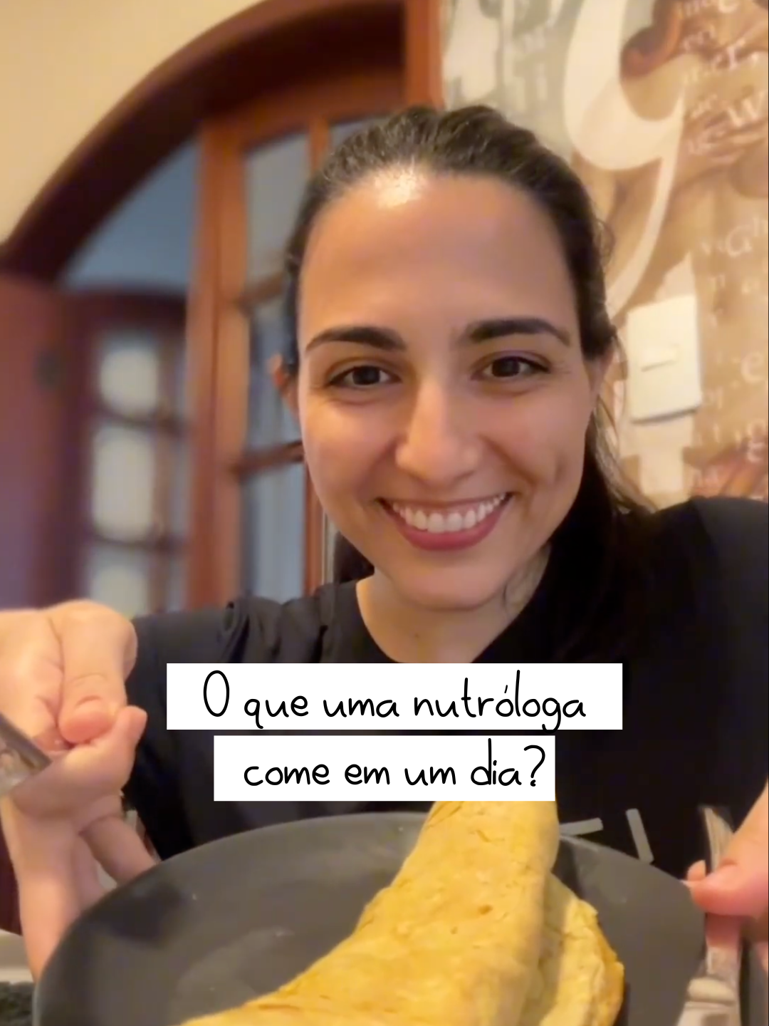 O que uma nutróloga come em um dia? Mostrei um dia real da minha alimentação — simples, equilibrado e gostoso! Nada de extremismos, só escolhas conscientes que funcionam pra minha rotina e objetivos. Qual dessas refeições você também incluiria na sua rotina? Me conta aqui nos comentários! 👇🏻 #nutrologia #alimentacaosaudavel #vidasaudavel #comidadeverdade #nutrologa #planejamentoalimentar #rotinasaudavel