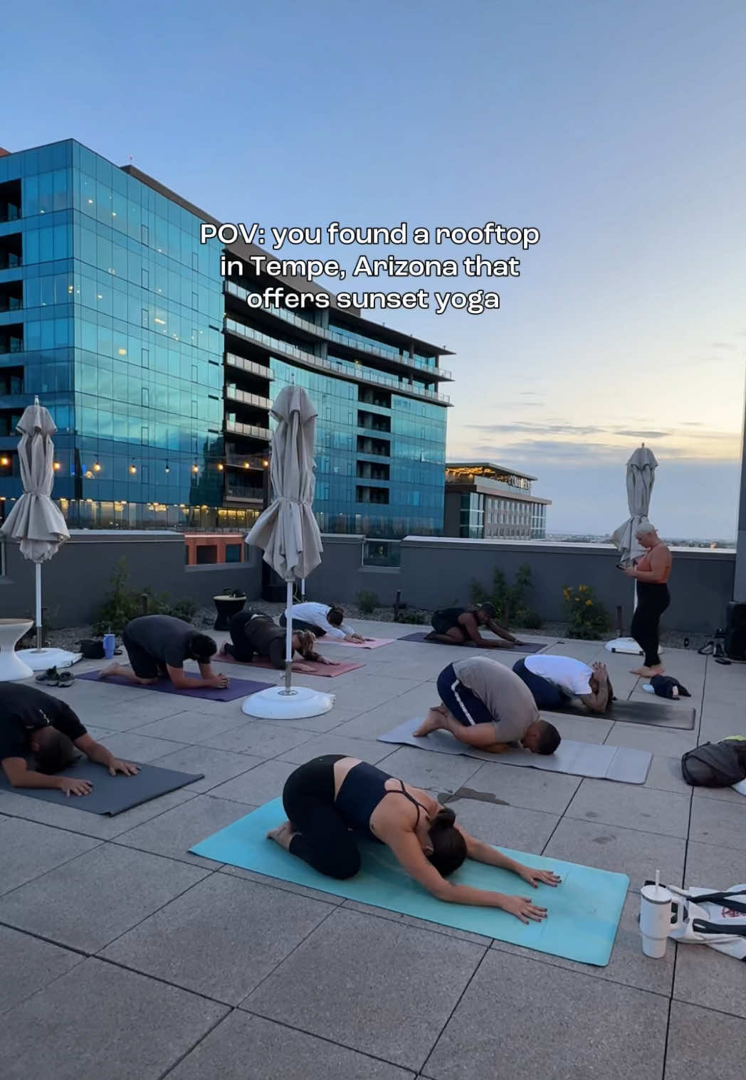 For a relaxing evening of rooftop yoga by the pool and a chance to unwind as the sun sets, head to Alibi Rooftop Lounge, located on the 14th floor of the Canopy by Hilton Tempe Downtown! ✨ Yoga sessions, hosted by @angeladoesyogaa on IG, are happening on Monday evenings throughout May (May 12, 19, and 26) starting at 6:45pm and finishing at 8pm. This event is perfect for all levels — whether you're an absolute beginner or a long-time yogi. Tickets are available on Eventbrite and don't forget to bring your own mat! 📍 108 East University Drive Tempe #tempetourism #tempe #az #arizona #greaterphoenix