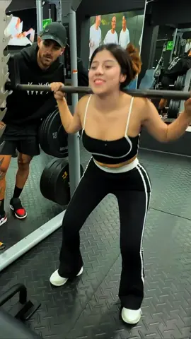 #zully #austinpalao #austinpalao💖💖💖 #ejercicios #entrenamiento#sentadillas #gym #Fitness #peru🇵🇪 #gatchurras #perú #clips #kick @zullyy_cs