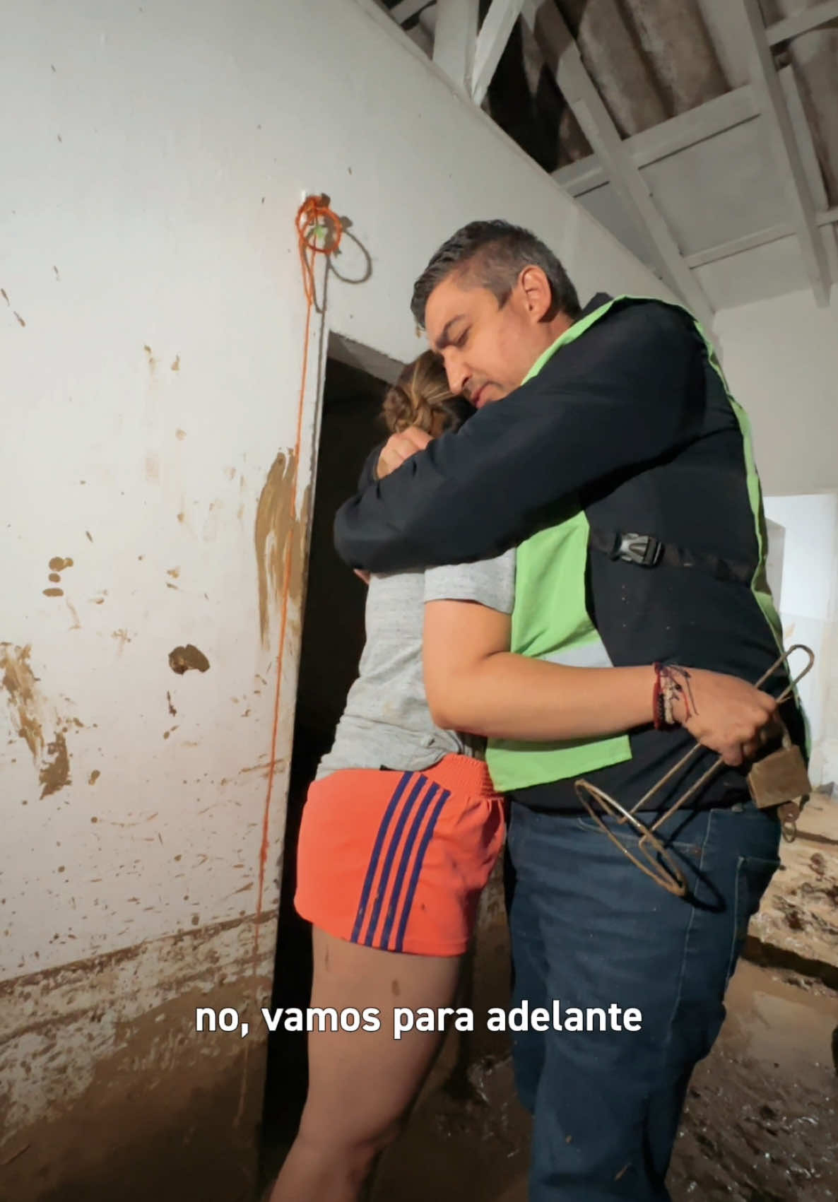 A veces no hay que decir mucho, solo abrazar fuerte, escuchar y estar presentes. Ella salvó a sus dos gatos entre el barro y las lágrimas… y nos recordó cuánto duele perderlo todo. Entiendo su dolor y el de toda una comunidad que hoy necesita soluciones, pero también humanidad. No están solos. 🤍