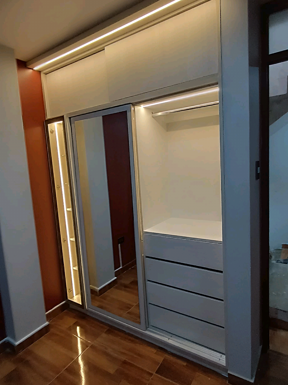 Closet empotrado estilo moderno y elegante con Sistema de luz led. Cotiza a nuestro whastapp  956 166 267  #MUEBLESPARATUVIDA #trujilloperu🇵🇪 #FabricantesDirectos #ropero #melamina #closet 