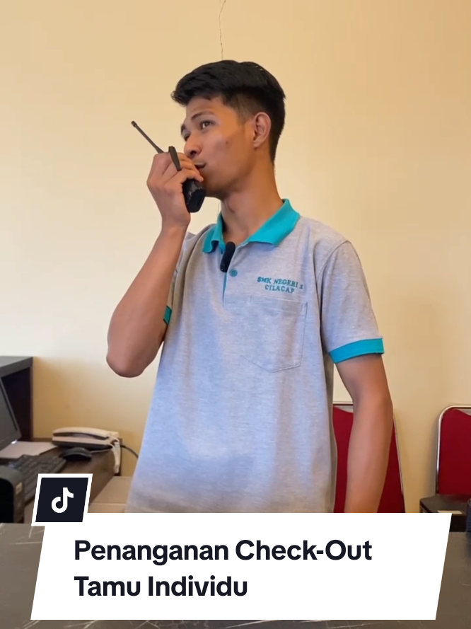 Salah satu contoh penanganan check-out tamu individu. Video ini dibuat sebagai referensi untuk penilaian praktik peserta didik kelas XI Perhotelan SMKN 1 Cilacap. (mohon abaikan grooming yang acak acakan karena video dibuat dadakan :D) #smkperhotelan #reception #perhotelan #hoteliers #checkout 