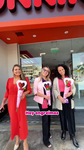 ¡Mamá Dunkin’! ♥️🍩 Hoy celebramos a quienes lo dan todo con amor: las mamás. 🫂Regalamos flores en Dunkin' Miraflores y San Borja junto a @Sorprende Lima, como un pequeño gesto para decirles gracias por su ternura, fuerza y cariño.🥰 #DíaDeLaMadre #GraciasMamá #Dunkin #SweetMom 