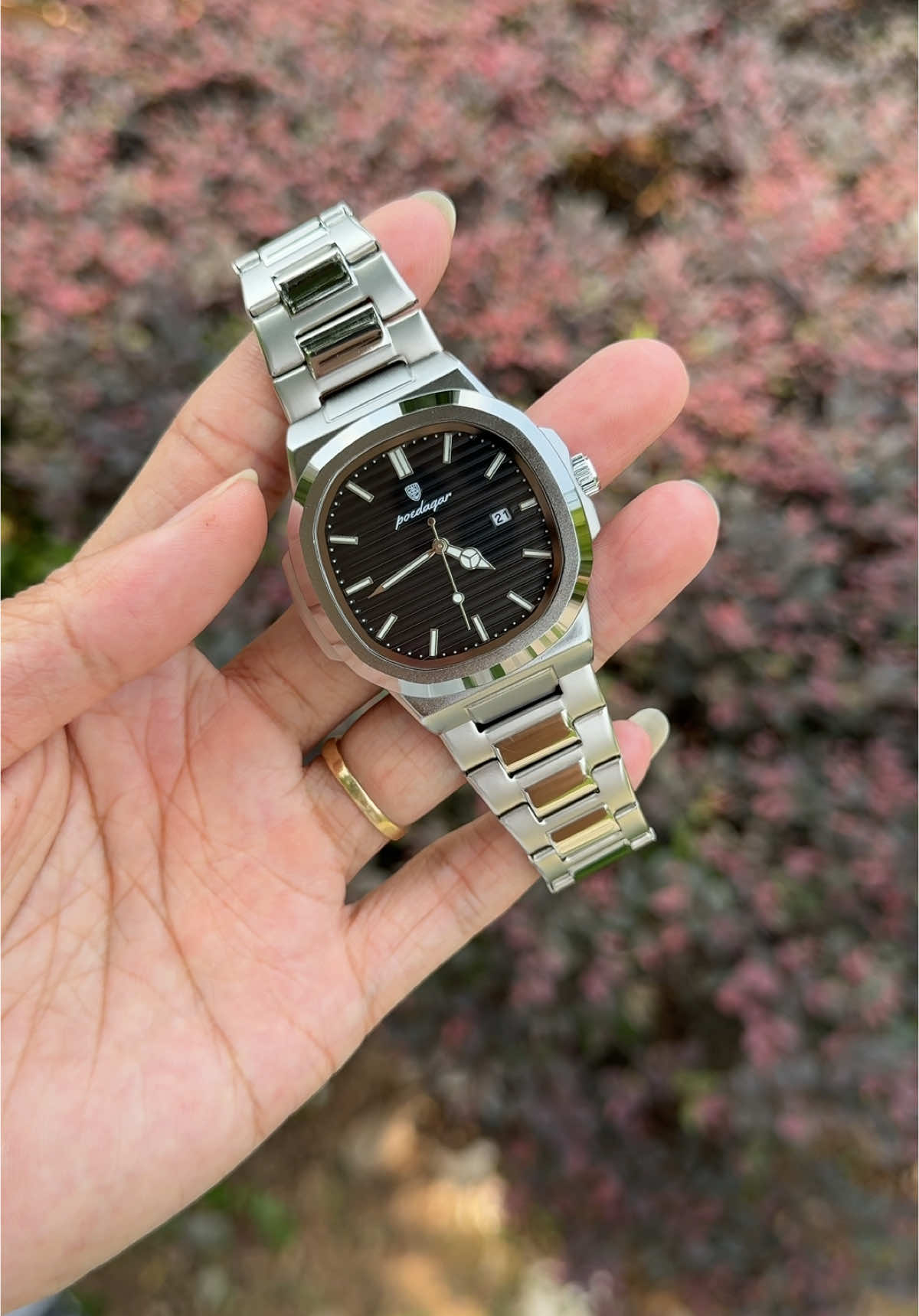 Tàu ngầm đen cập bến 