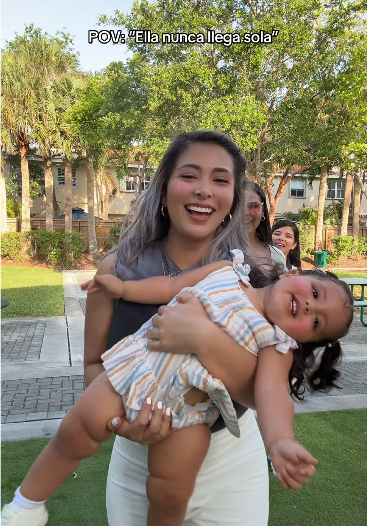 El verdadero “Ella viene por ahí y nunca llega sola” 💕 mis chicas @Melanie Ruiz @Guadalupe Urbina   #MomsofTikTok #momlife #mom #moms #momanddaughter #mamaenusa #mamausa #amigasmamas #mamasamigas #amigasusa #mamistiktok #mamausa #mamamiami #mamismiami 