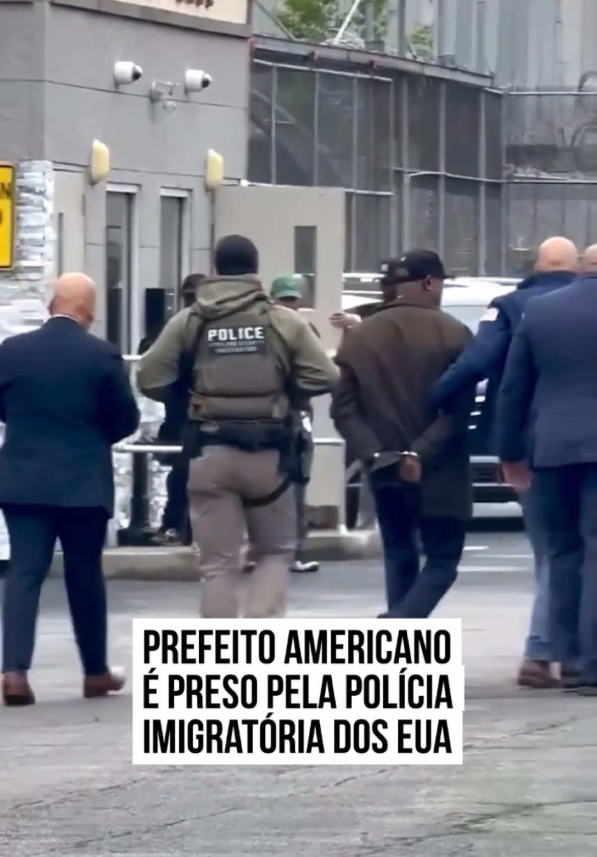 O #prefeito democrata de Newark, em #NovaJersey, foi preso nesta sexta-feira (9/5) pela polícia imigratória dos #EstadosUnidos (ICE, na sigla em inglês). Ras Baraka foi acusado de invasão. A procuradora do distrito de Nova Jersey, Alina Habba, utilizou o próprio perfil na rede social X para explicar a prisão e dizer que ele estava em um centro de detenção para imigrantes presos por condição ilegal. “O prefeito de Newark, Ras Baraka, cometeu invasão de propriedade e ignorou diversas advertências do Departamento de Investigações de Segurança Interna para se retirar do centro de detenção do ICE em Newark, Nova Jersey, esta tarde”, descreveu na postagem. Um #vídeo disponível no X mostra o prefeito algemado e sendo escoltado por agentes da polícia. Ainda na #postagem, Habba acrescentou que o prefeito foi quem escolheu desrespeitar a lei e que “ninguém está acima da lei”. Colegas de partido do prefeito afirmaram que ele estava fora do estabelecimento e, portanto, não cometeu invasão. Baraka, de 55 anos, é um crítico da política anti-imigratória de Donald Trump. Ele foi eleito prefeito de Newark em 2014 e re-eleito em 2018 e 2022. #TikTokNotícias 📹 Reprodução/X