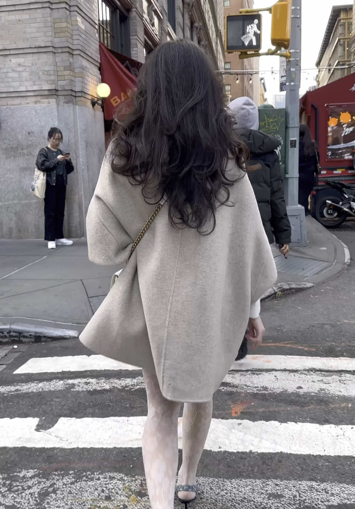 People’s reactions to elegance and confidence #classystyle #walkingdownthestreet #newyork #peoplesreactions #reactionvideo #romance #reactions #foryoupage #alleyesonme #SuperModel #viralvideo 