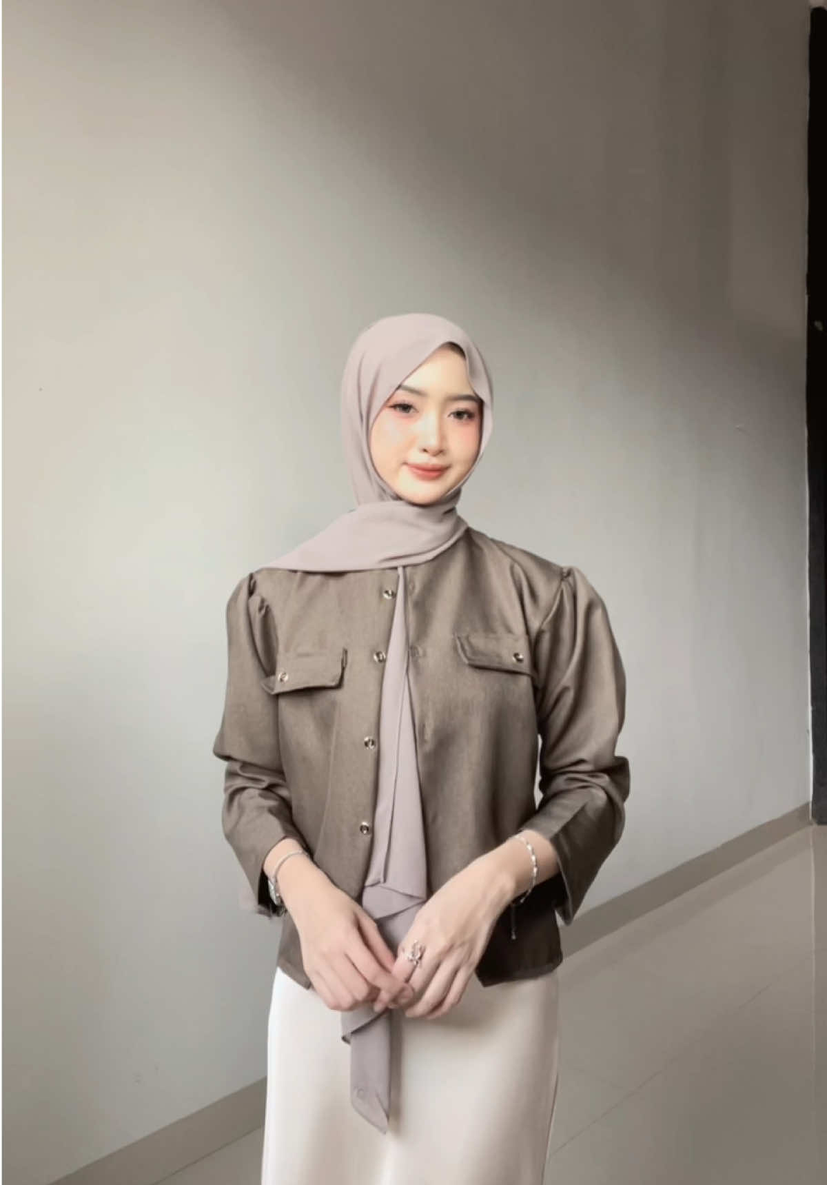 Blazernya cakep but diaku kegedean dikit🤏🏻#OOTD #ootdhijab #ootdfashion #ootdinspiration #outfit #outfitideas #outfitinspo #outfitcheck #outfitoftheday #inpooutfits #fits #fitspo #hijabstyle #formaloutfit #blazer #ootdkantor #ootdkerja #officeoutfit #officeoutfitinspo #casualblazer #outfitinspiration #yearbook #fyp #fypシ #fypage #fypp #foryou #foryoupage #foryoupageofficiall #foru #trend #trending #trendingsong #trendingtiktok #masukberanda #masukberandafyp #foryou #disponsori #disponsorioleh 