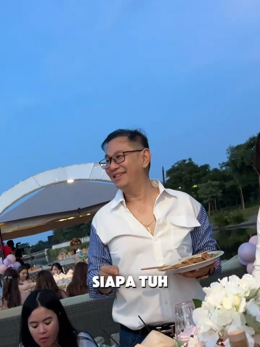 temen itu harus dibanyakin.. .. luaskan pergaulan dan pertemanan mu...maka akan  meluas pula rezeki mu ... setuju..?????
