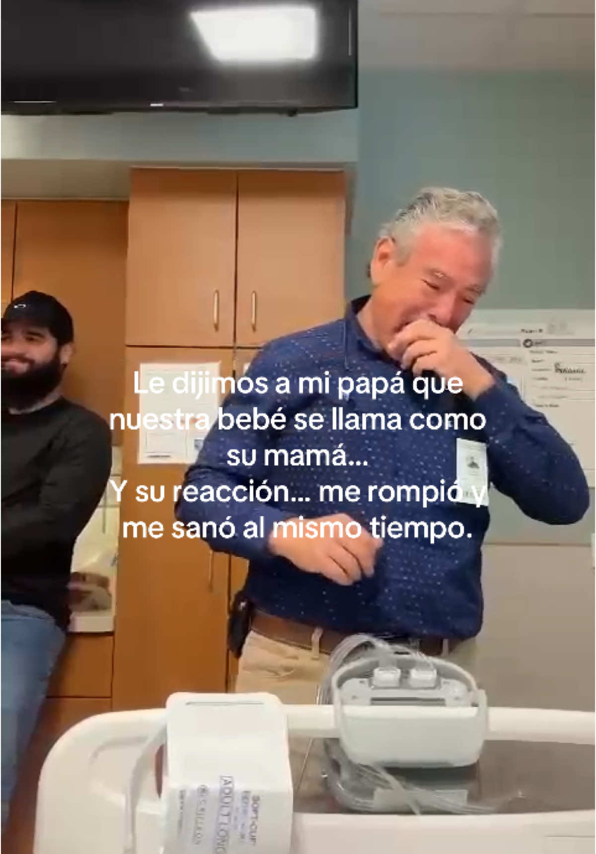 Es el mejor abuelito del mundo!! ❤️‍🩹 @El Papaito #emotionalmoments #babygirl #newborn #latina #momtok #namedafter #grandpa 