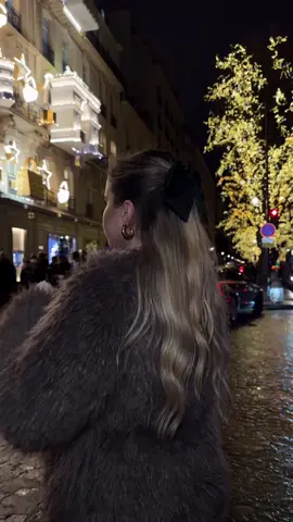 paris in december 💫 #diorparis #christmasdecorations #christmasinparis #parischristmas #christmasdisplay #avenuemontaigne #paris #icanfixthat #girlthings #christmasvibes 