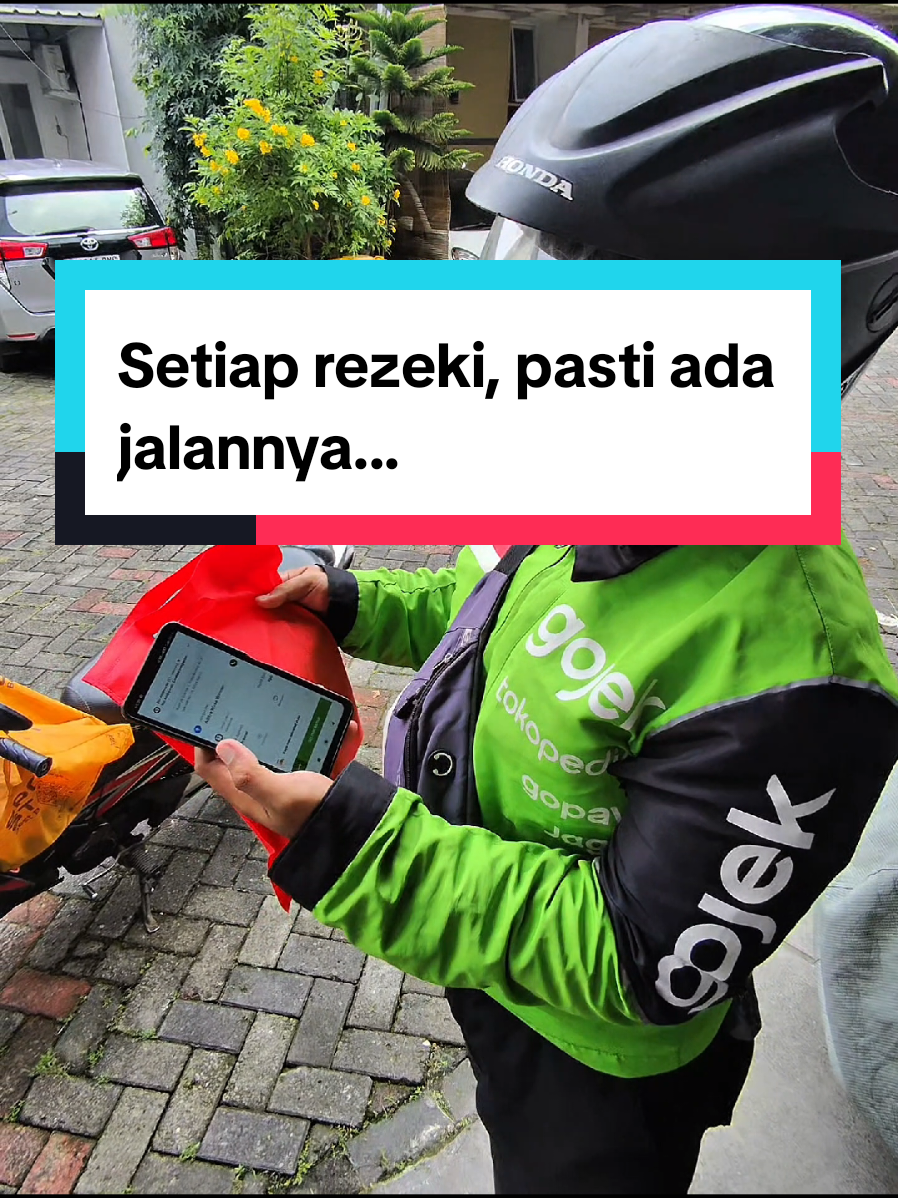 Sejujurnya hal ini udah saya lakuin dari tahun 2020. Jajan bgini hanya untuk abang/mbak ojol yg anter² ke rumah araupun nganterin saya ke tujuan. Kenapa ojol? Karena selain pernah ngalamin juga jadi ojol, tau gimana panas teriknya jalanan, tau gmn rasanya klo dapet customer yg resek, dan sama² tau kita rela lakuin itu (ngojol) demi kebutuhan rumah. Terus buat saya ojol itu keliatan kinerja kerjanya depan mata, gk kayak pengemis yg keliatan sehat tapi males, tau² rumah di kampungnya udah gede² bgt. Apapun itu saya udah ada pemikiran sendiri soal bagi² rezeki, termasuk lebih mending kasih uang ketimbang barang karena kita gk tau kebutuhan orang tersebut itu sebenarnya apa. Biar uangnya yg mereka handle sendiri aja. Insya Allah hal ini akan terus jalan sejalannya rezeki saya yg datang dr manapun 🙏🏻 #ojol #grab #gojek #ojekpangkalan #indonesia 