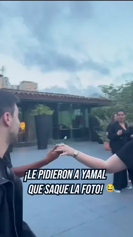 ¡LE PIDIERON A LAMINE YAMAL QUE SAQUE LA FOTO! 😂 Un grupo de personas le pidieron a la joya del Barcelona que les saque una foto sin reconocer al futbolista🔴🔵. 📹 Ig/theunderdogs.agency