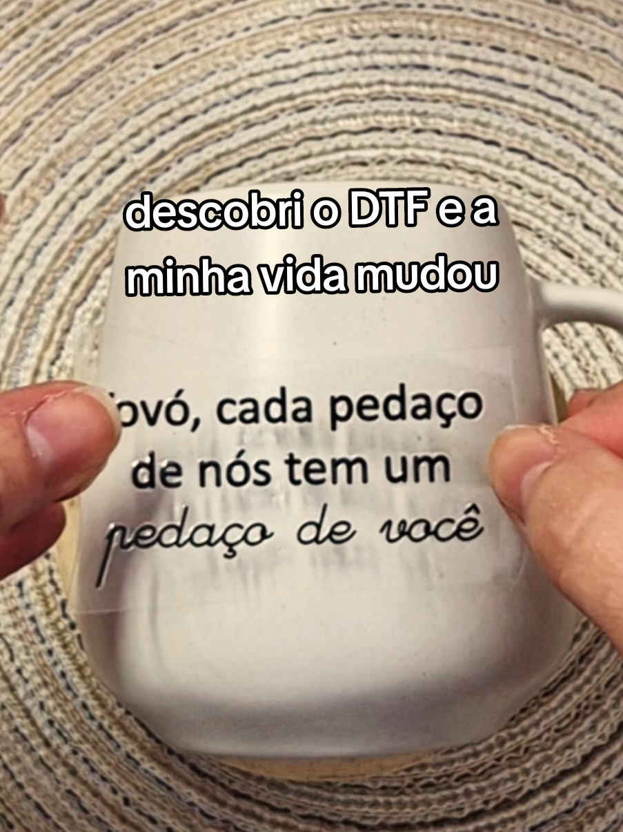 Sim ele é perfeito e melhor você pode adesivar qualquer superfície rígida, sem precisar de preparo, e sem precisar investir em equipamentos para produzir,  pois eu produzo para você 🥰. Ele não sai na água (mas cuidado com a lava louças, não é recomendado) e não me vai tacar a unha em cima dele também né hehehehe. Ahh ele fica lindo e tenho certeza que você também vai se apaixonar por ele. Se você trabalha com cestas e personalizados e ainda não tá usando, corre se atualizar pois você não tem ideia do poder desse material.  E ai, me conta se você já conhecia ele e já me segue para mais dicas. beijo #dtf #DIY #personalizadosdeluxo #canecapersonalizada #empreendedorismofeminino #cestaspersonalizadas 