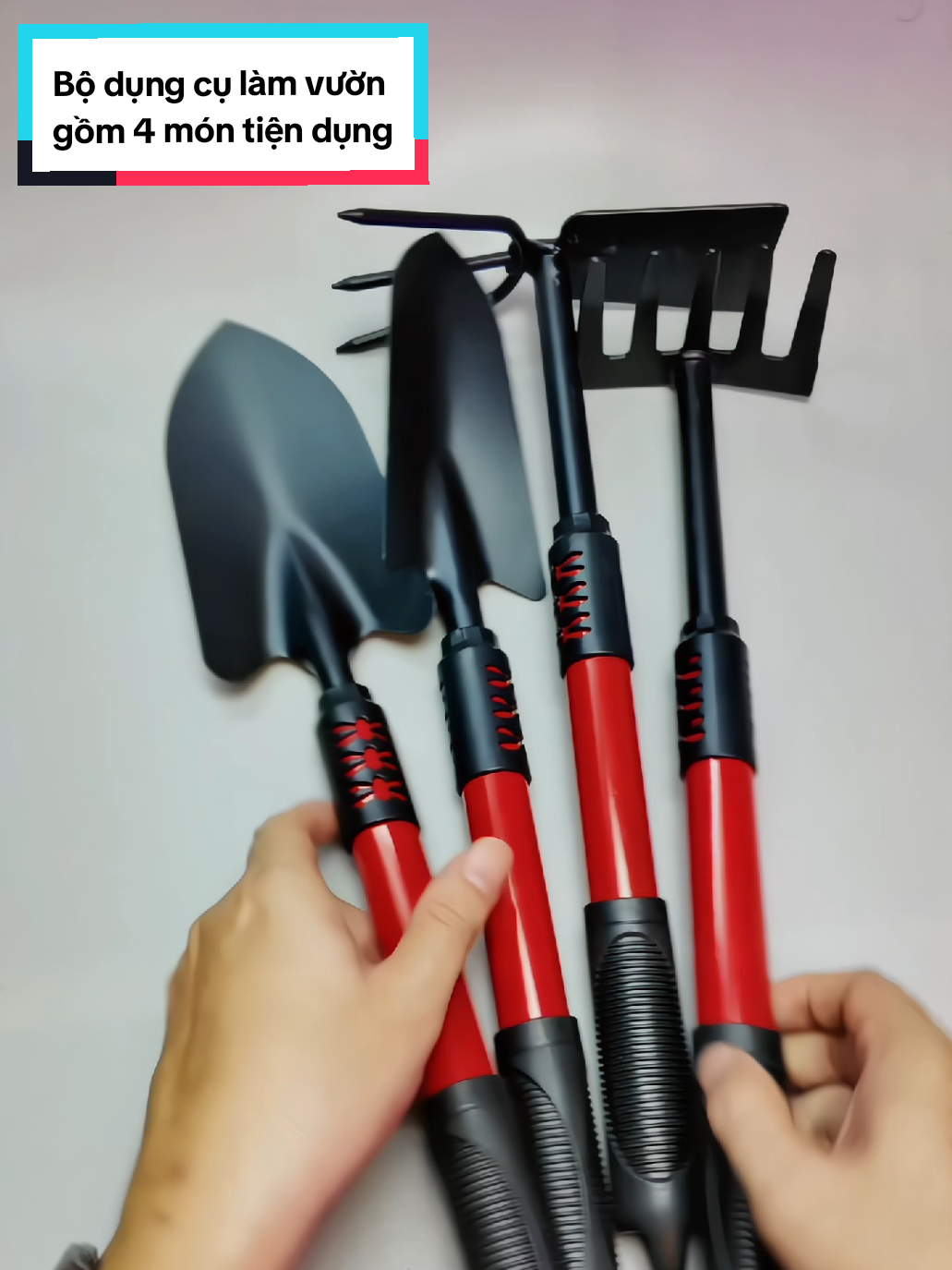 Bộ dụng cụ làm vườn 4 món: xẻng to, xẻng nhỏ, cào, cuốc (2 đầu), được làm bằng thép cao cấp (mạ sơn tĩnh điện chống gỉ) bền chắc, bác nào thích trồng hoa, rau, kiểng thì tham khảo bộ dụng cụ này nhe, cảm ơn các bác! #bodungculamvuon #lamvuon #trongrau #chamsocvuon #tronghoa #xuhuong 