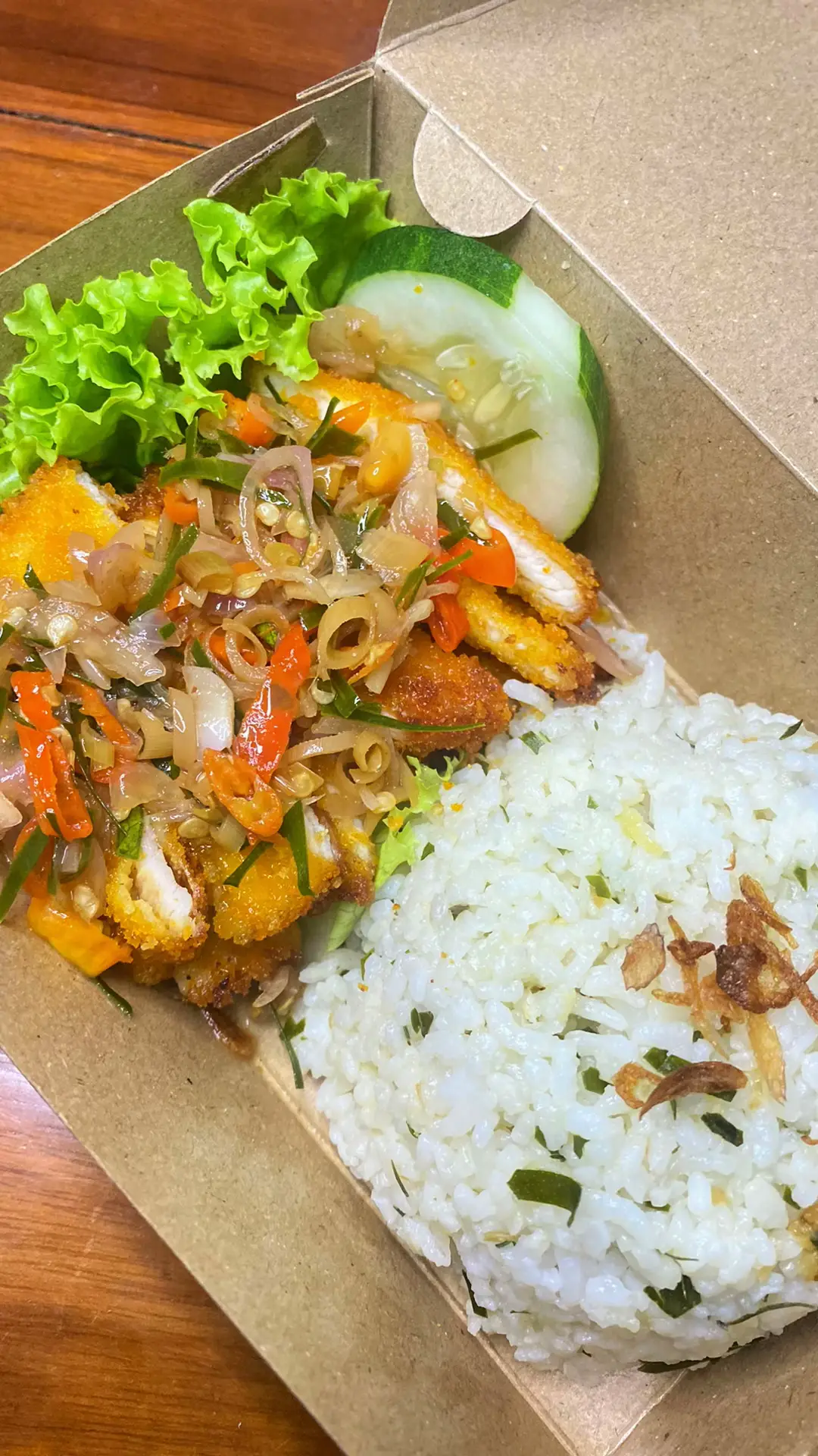 Kalo punya nasi anget mending ditambahin tumisan baput dan daun jeruk guyyss!! Bikinnya gampang dan satset!! Bakal jadi comfort food krn seenak ituu 🥹 Bumbu marinasi chicken katsu (untuk 1/4 dada ayam) - 3 siung bawang putih atau bisa pake baput bubuk - 1/2 sdt lada bubuk - 1 sdt garam - 1 sdt penyedap - 1 sdt kaldu bubuk Resep nasi daun jeruk (untuk 2 porsi) : - 4 siung bawang putih - 10 lembar aun jeruk - Penyedap, kaldu bubuk, garam #nasidaunjeruk #chickenkatsu #sambalmatah #sambelmatah #idejualan