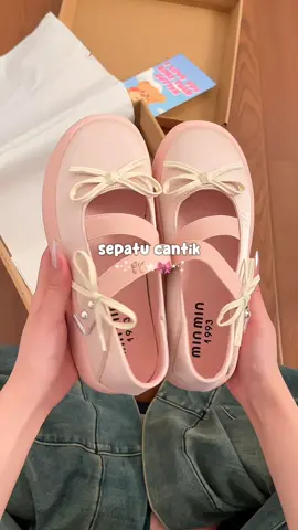 • cantik banget warna sepatunya🎀🩰 #flatshoes #sepatuwanita #coquette #shoes #sepatucantik #sepatugemes #sepatusandal #slippers #sandalgemes #sandalbarbie #sandalcewek #sandaltali #sandalkoreanstyle #sepatulucu #sandalwanita #OOTD #fashion 