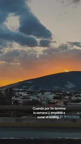 Y de la nada empieza a sonar...🐉#2025 #findesemana  #animeedit #atardecer #atardeceres🌅 #CapCut 