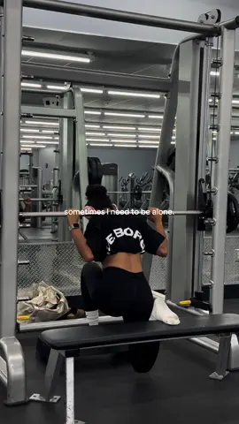 🖤 #gym #bulgariansplitsquat #gymgirl #gymoutfit #blackoutfit #fyp #legs #glutes #legsworkout 