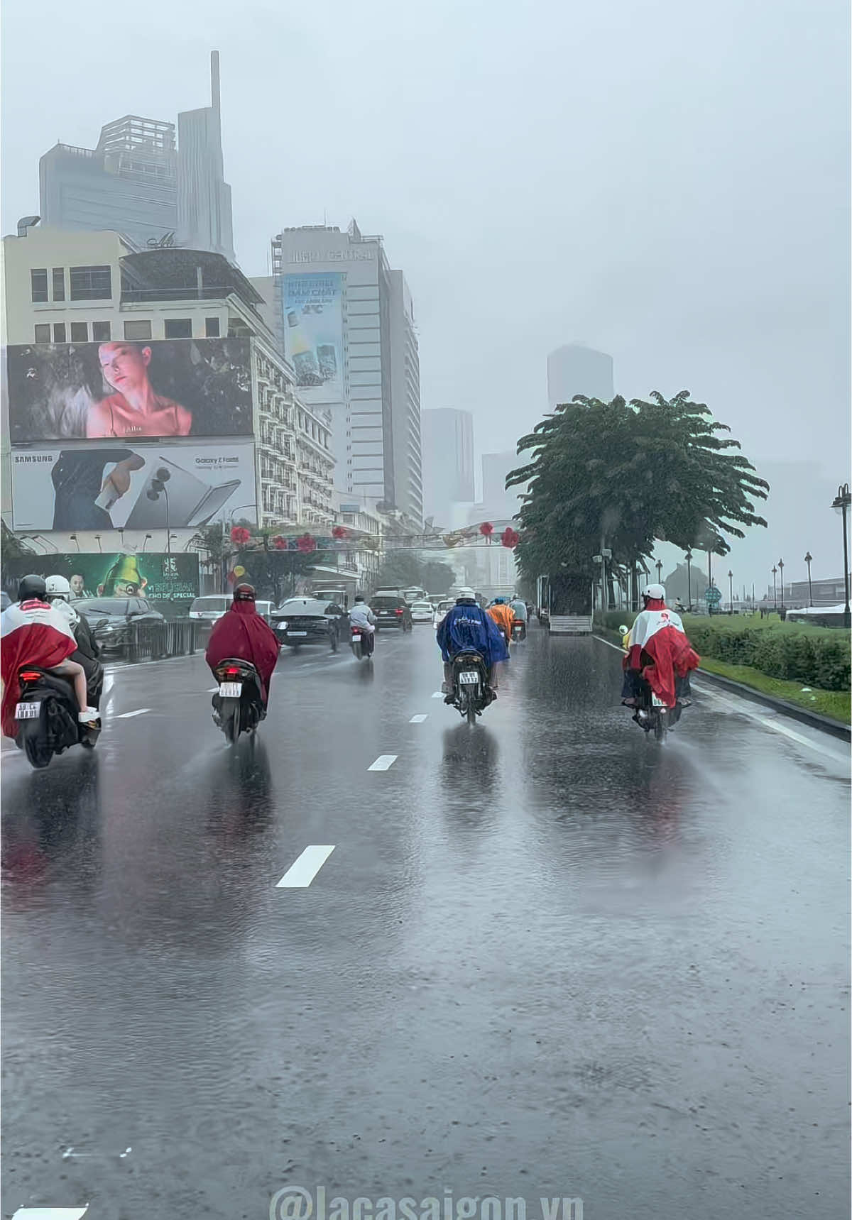Sài Gòn vào mùa mưa rồi cả nhà ra đường nhớ mang theo áo mưa và chạy xe cẩn thận nhé! . #lacasaigon #saigon #muasaigon #view #xuhuong #fyb 